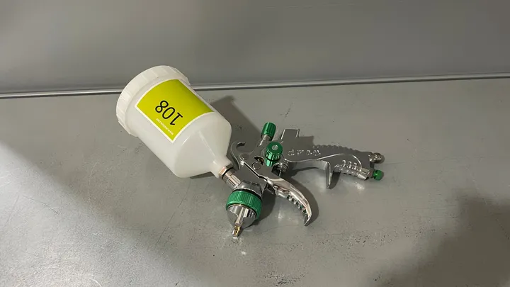 Lackierpistole mit Fließbecher